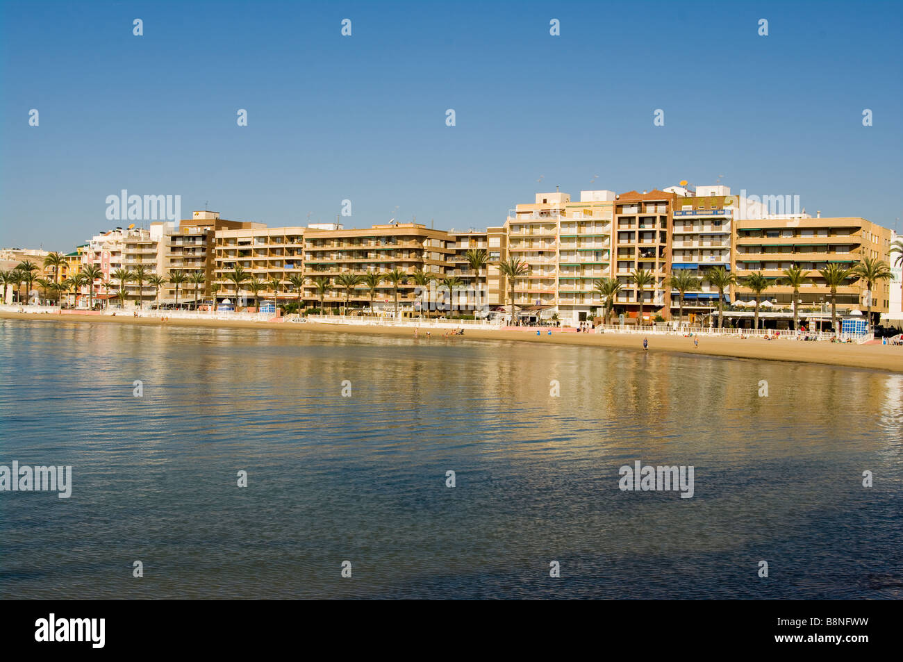 Strand und mit Blick auf Ferienwohnungen Torrevieja Spanien am Strand Meer Resort Stockfoto