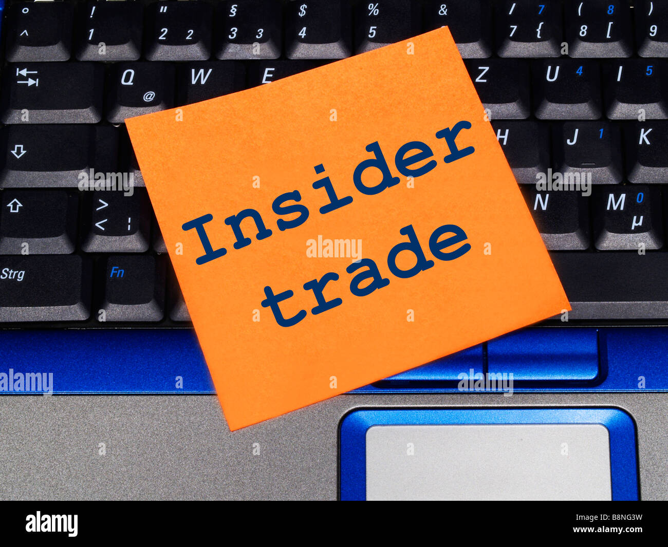 Memo-Hinweis auf Notebook, Insider-Handel Stockfoto