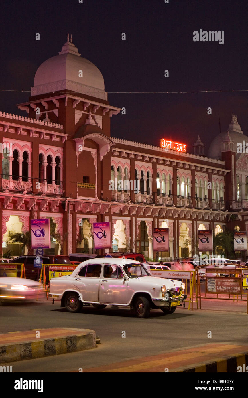 Indien-Tamil Nadu Chennai Egmore Bahnhof bei Nacht Stockfoto