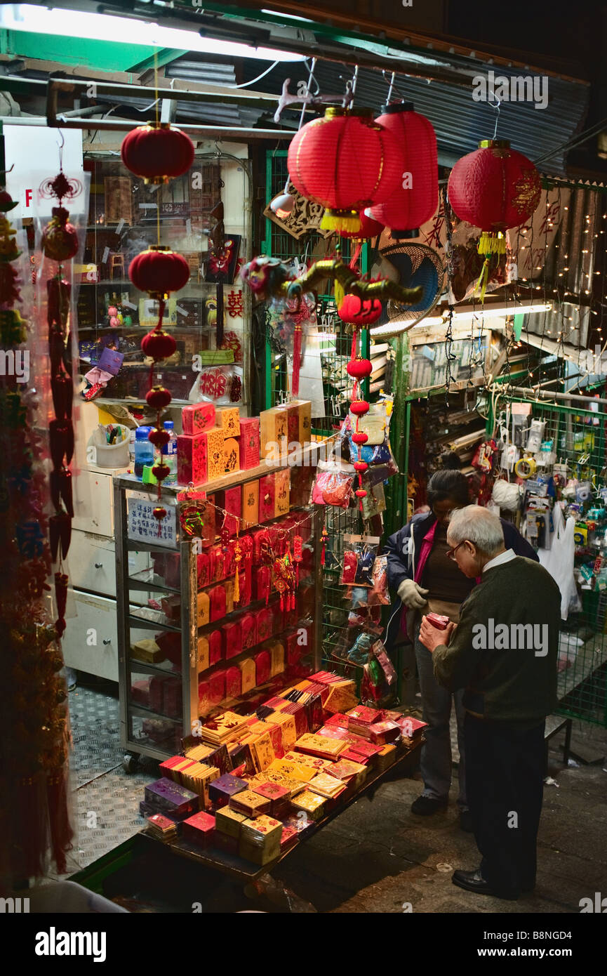 Mann einkaufen außerhalb Schreibwarenladen, Hong Kong Stockfoto