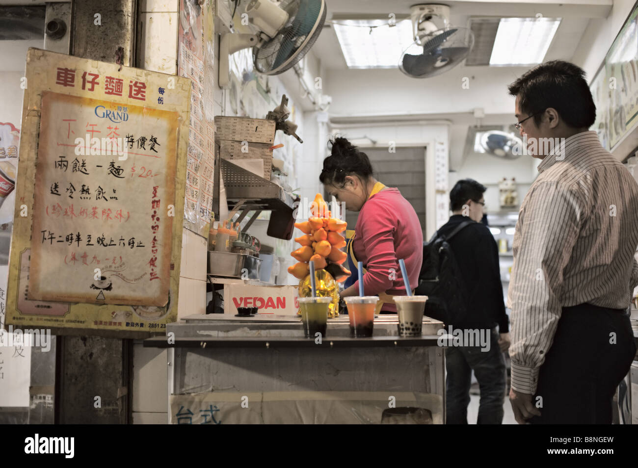 Man wartet am Tee-Shop in Hong Kong Central district Stockfoto