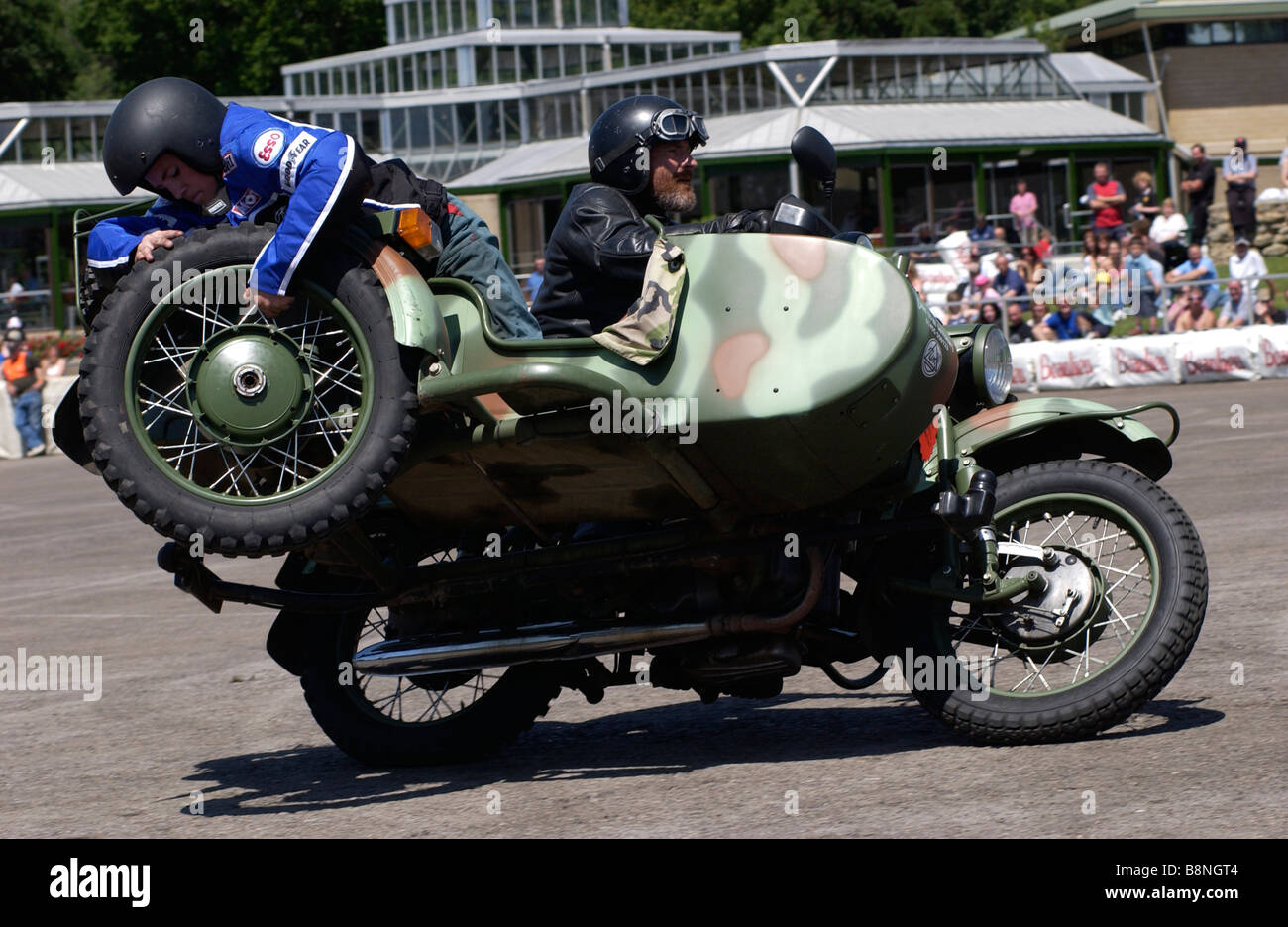 Klassische Stunt Bike und Beiwagen im Motorrad Weltereignis, Beaulieu, Hampshire Stockfoto