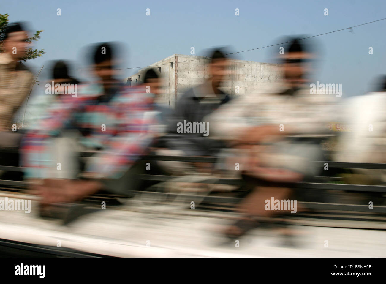 Leute sitzen auf dem Dach eines Busses verschwimmen Vergangenheit in Indien Stockfoto