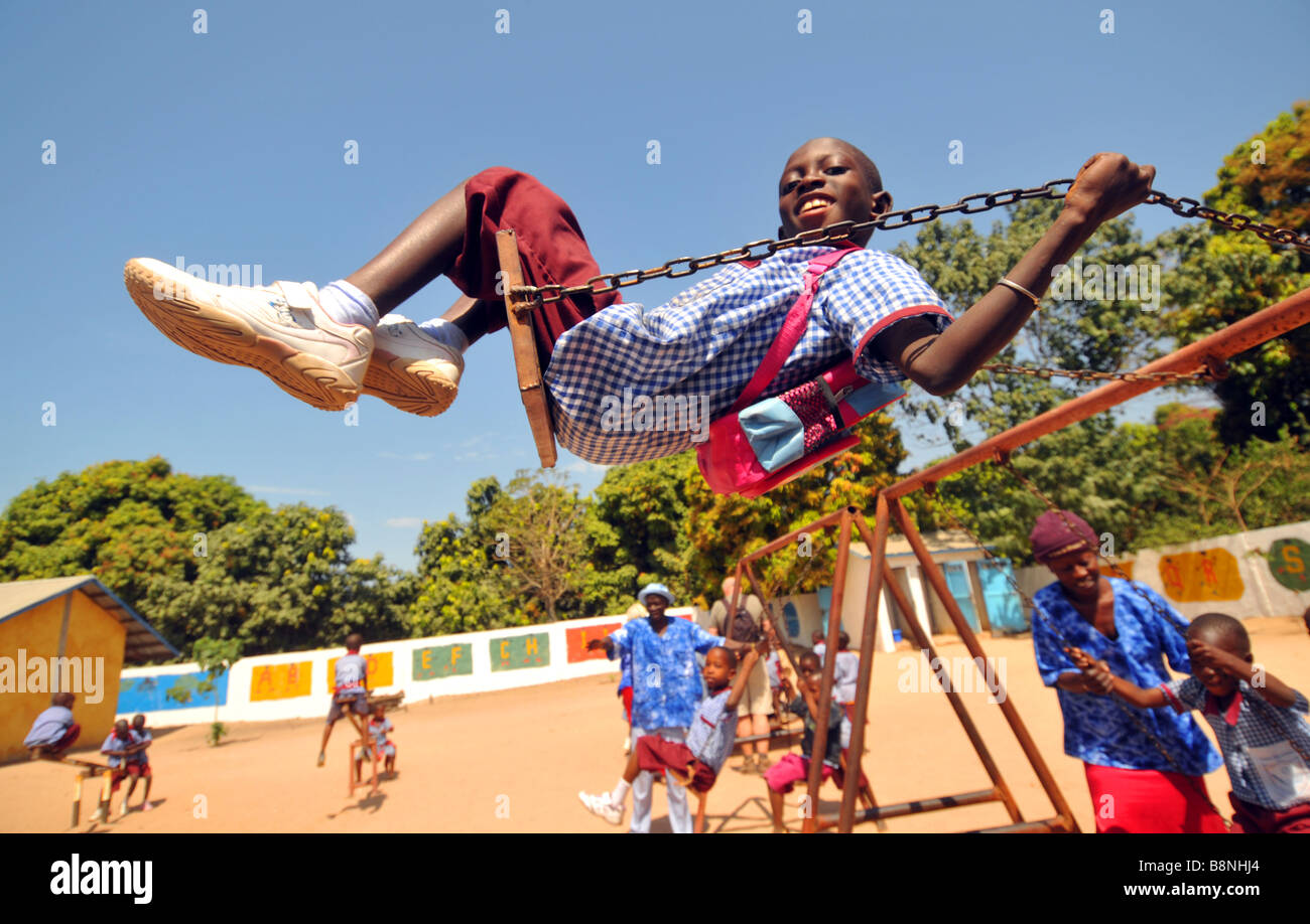 Gambische Schüler spielen in der Schule Spielplatz, Gambia, Westafrika Stockfoto