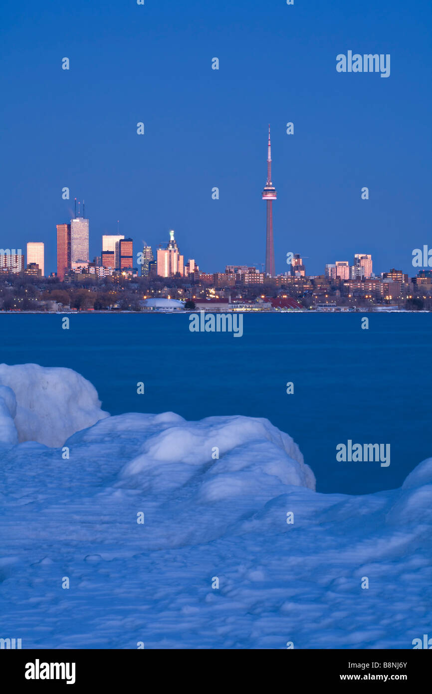 Toronto Waterfront und Skyline im Winter in der Abenddämmerung, Ontario, Kanada Stockfoto