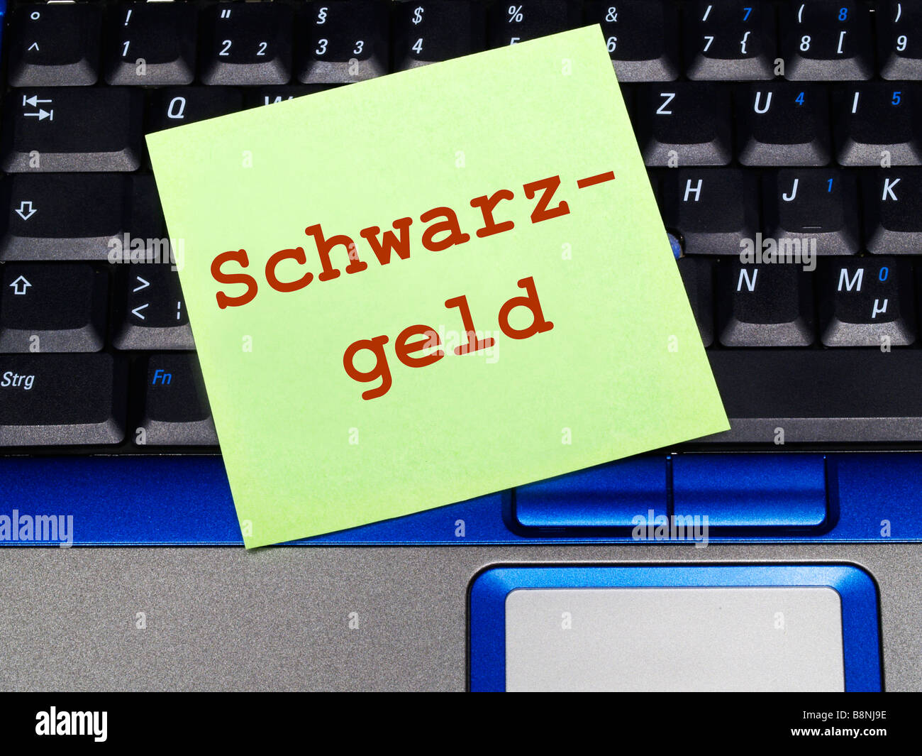 Memo-Hinweis auf Notebook, Schwarzgeld Stockfoto