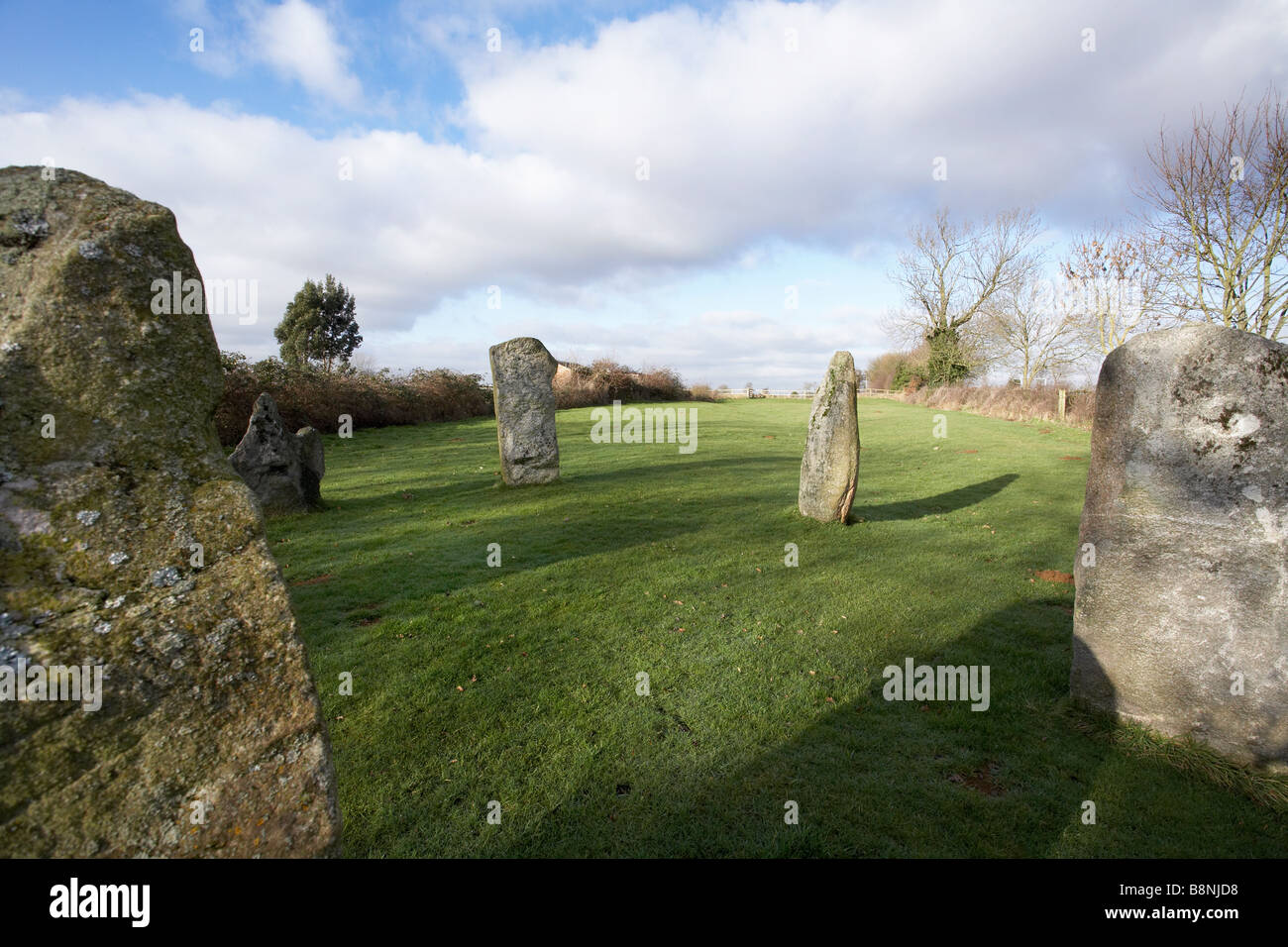 Private Menhire Stein Kreis Stonehenge in einem Garten Feld UK England Oxfordshire Stockfoto