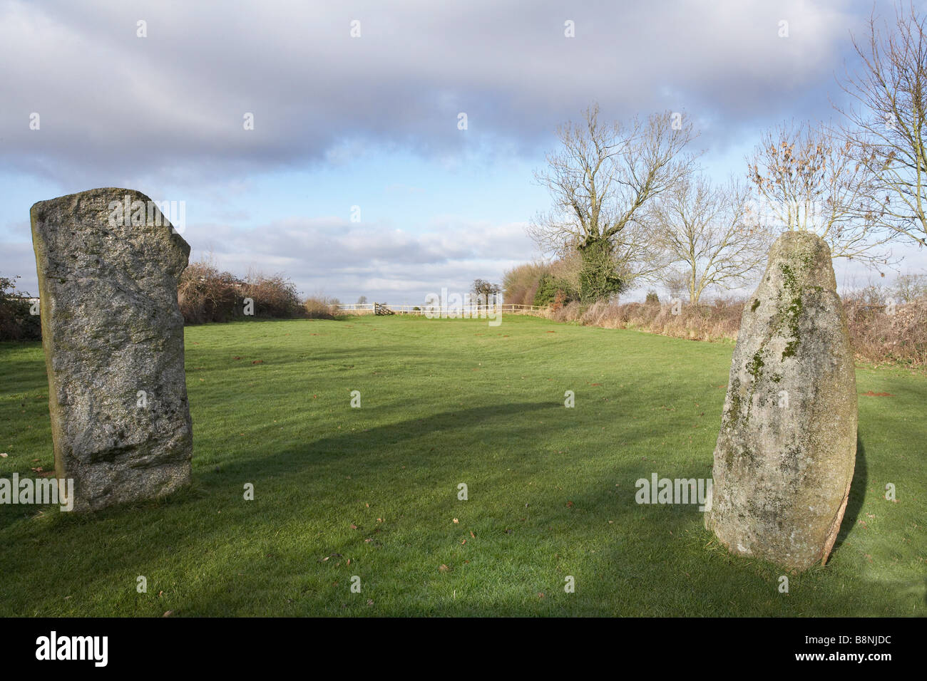 Private Menhire Stein Kreis Stonehenge in einem Garten Feld UK England Oxfordshire Stockfoto