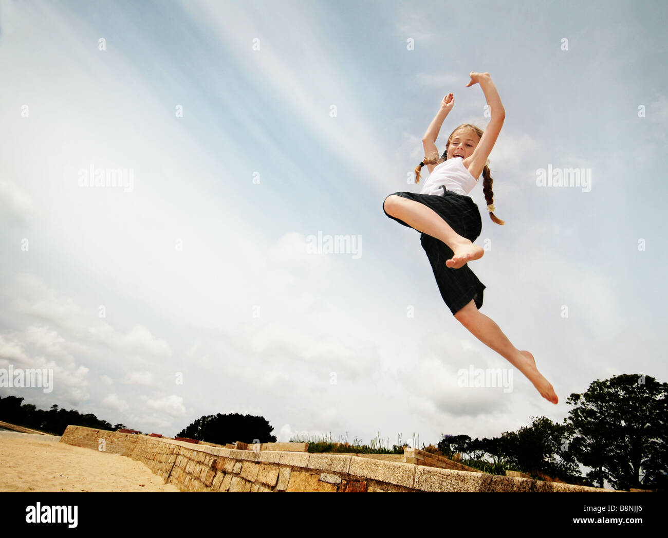 Mädchen springen Stockfoto