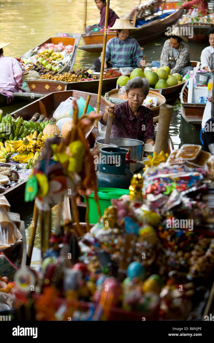 Schwimmender Markt in Damnoen Saduak Provinz 60 Meilen Kilometer von Bangkok Thailand Stockfoto