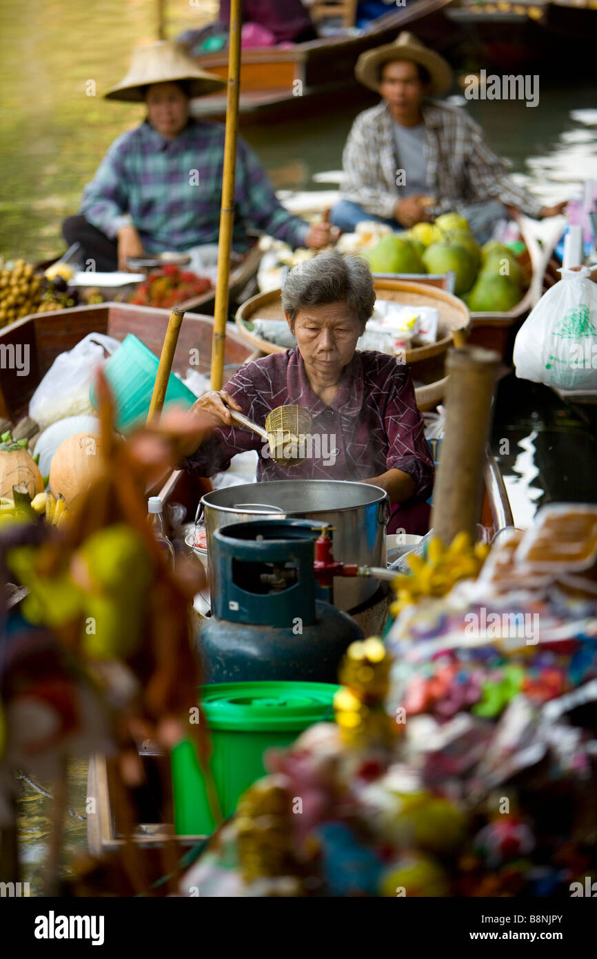 Schwimmender Markt in Damnoen Saduak Provinz 60 Meilen Kilometer von Bangkok Thailand Stockfoto