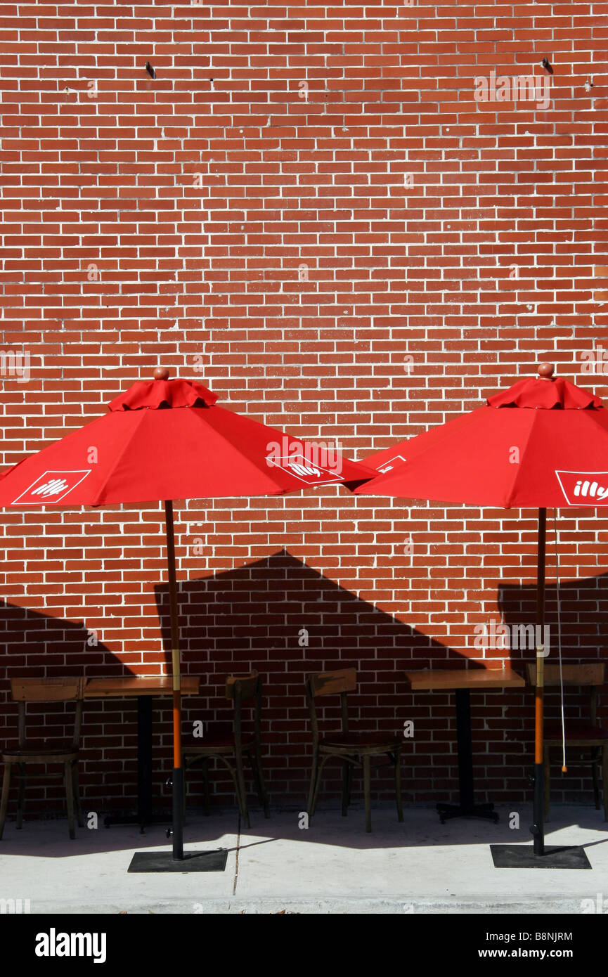 Cafe-Tischen und Sonnenschirmen in der Innenstadt von Clearwater Florida USA Stockfoto