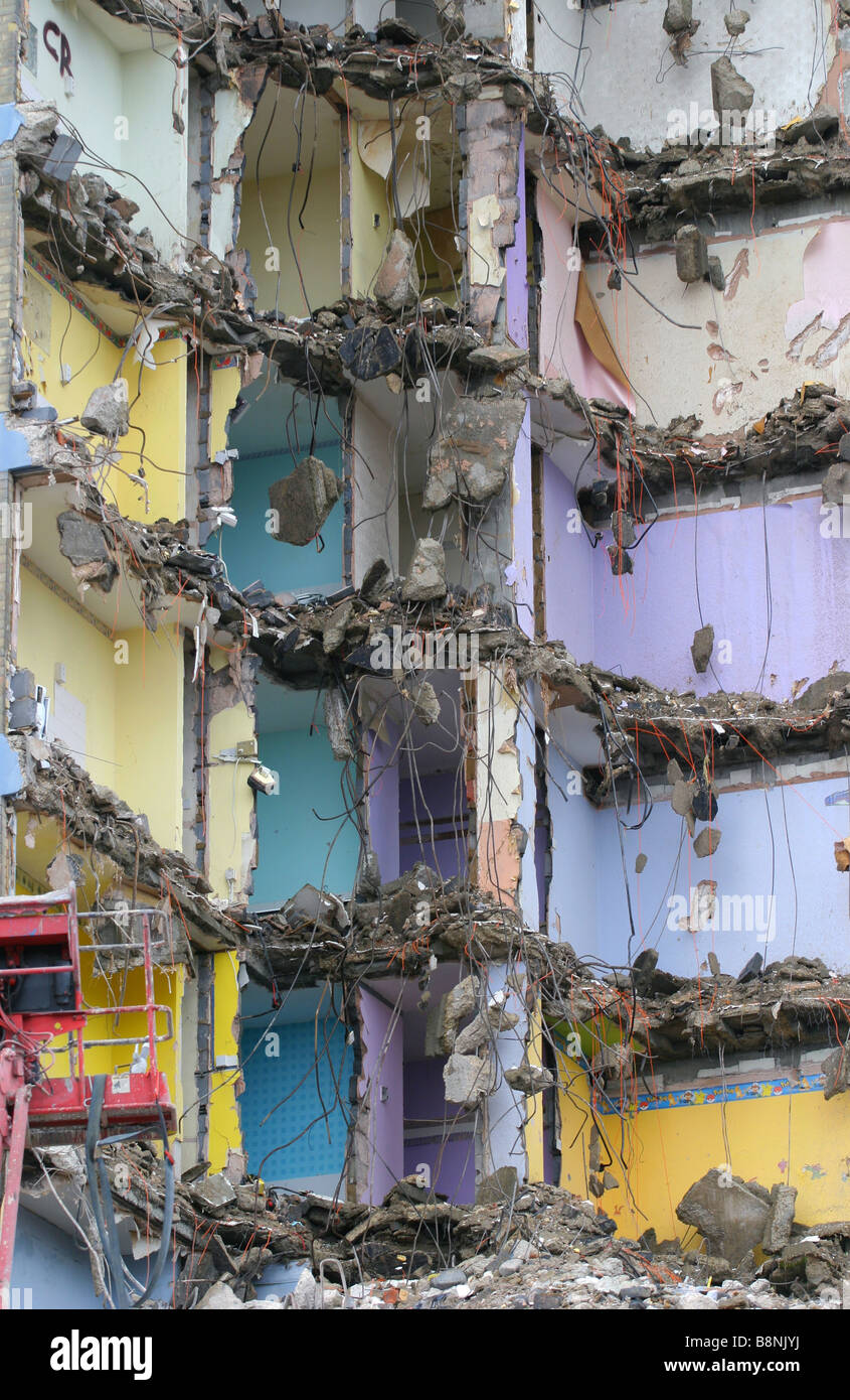 Die Innenräume der Wohnungen nach ihrer Außenwände beim Abbruch entfernt wurden. Stockfoto
