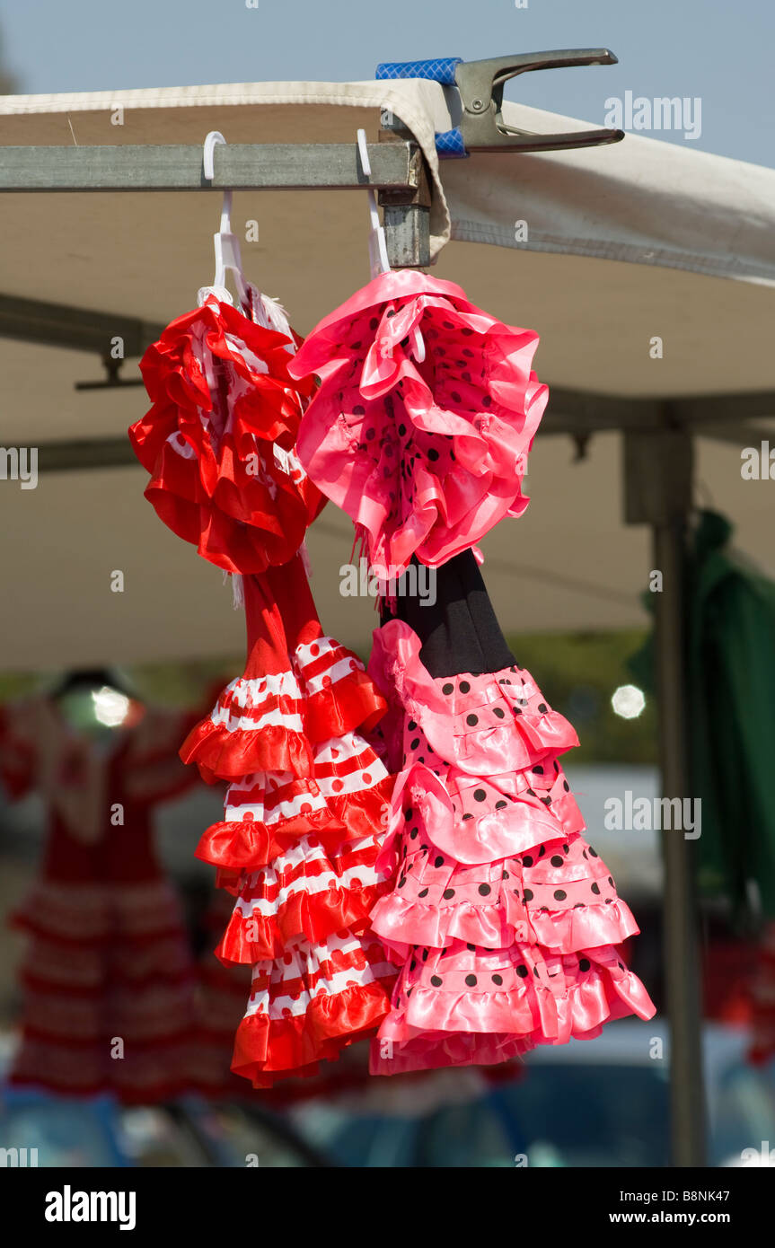 Spanische Kleider Trachten Kleidung auf ein Markt Stall La Marina Spanien Stockfoto
