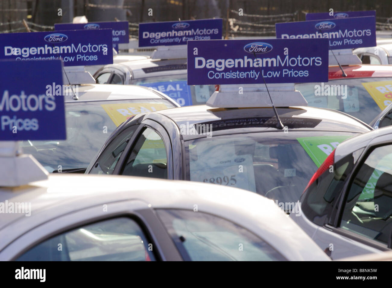 Ford Autos zum Verkauf auf den Vorplatz des Dagenham Ford Vertriebszentrum. Stockfoto