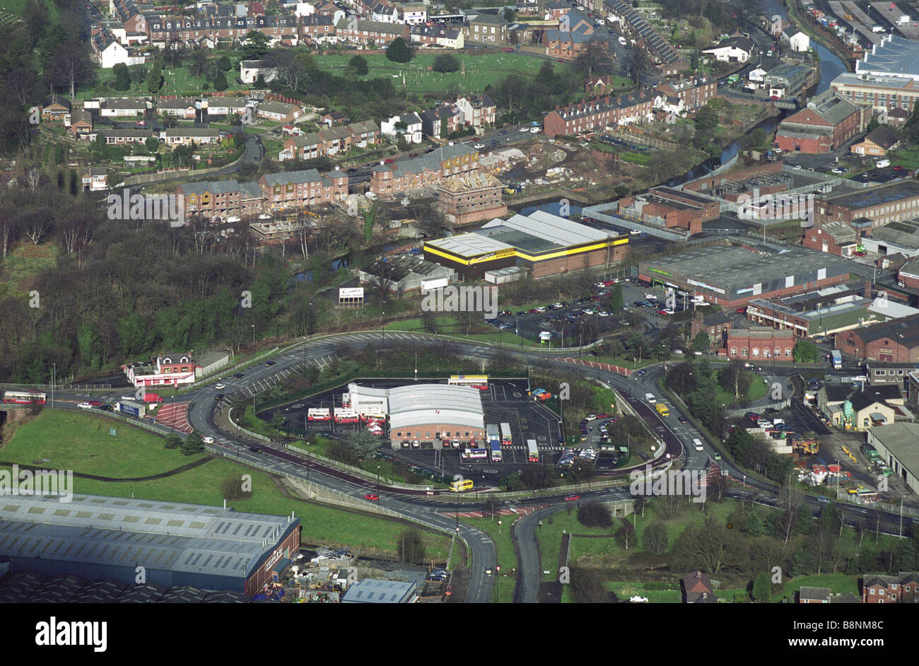 Luftaufnahme von Kidderminster, Worcester Straße Insel Worcestershire England Uk. In der Mitte des Kreisverkehrs befindet sich die Bushaltestelle. Stockfoto
