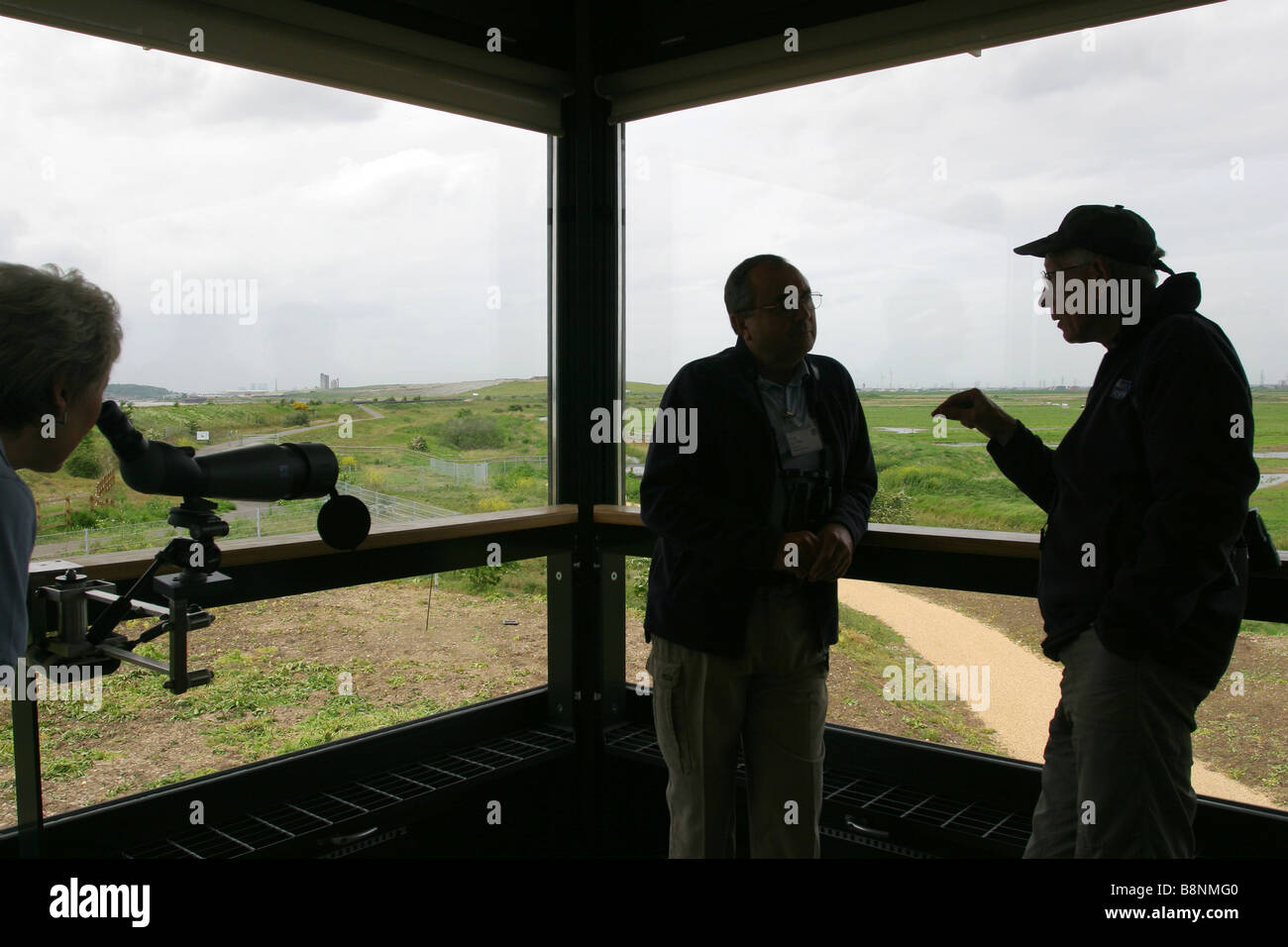 Mitarbeiter und Besucher in das Innere des Besucherzentrums der Royal Society for Protection of Birds. Stockfoto