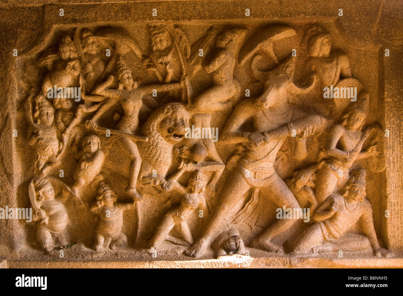 Indien-Tamil Nadu Mamallapuram Mahishurarmardini Mandapa cave Tempel Durga carving Stockfoto
