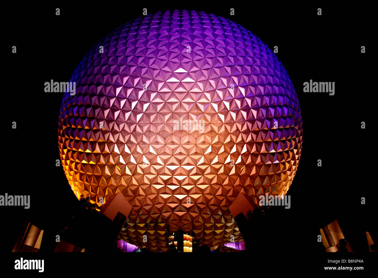Nachtansicht des Spaceship Earth, die geodätische Kuppel im Epcot Center Theme Park, Walt Disney World, Orlando, Florida, USA Stockfoto