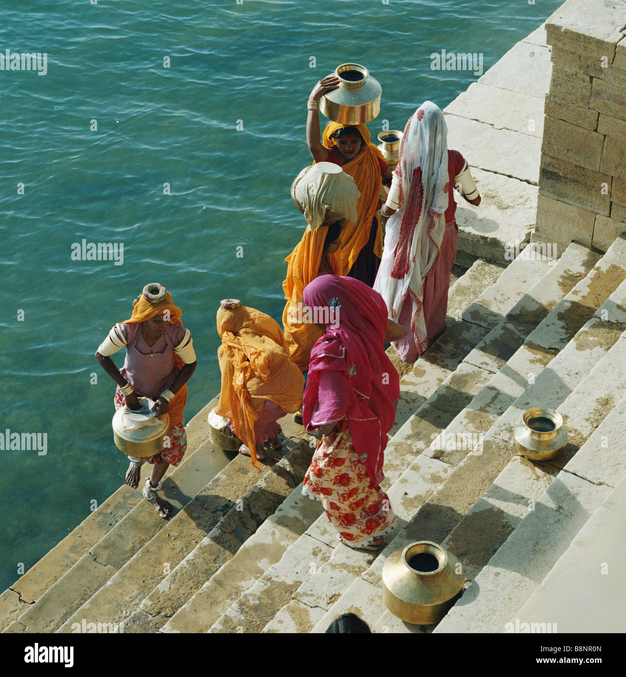 Indische Frauen sammeln Wasser vom Garisar See in Jaisalmer, Rajasthan Indien Stockfoto