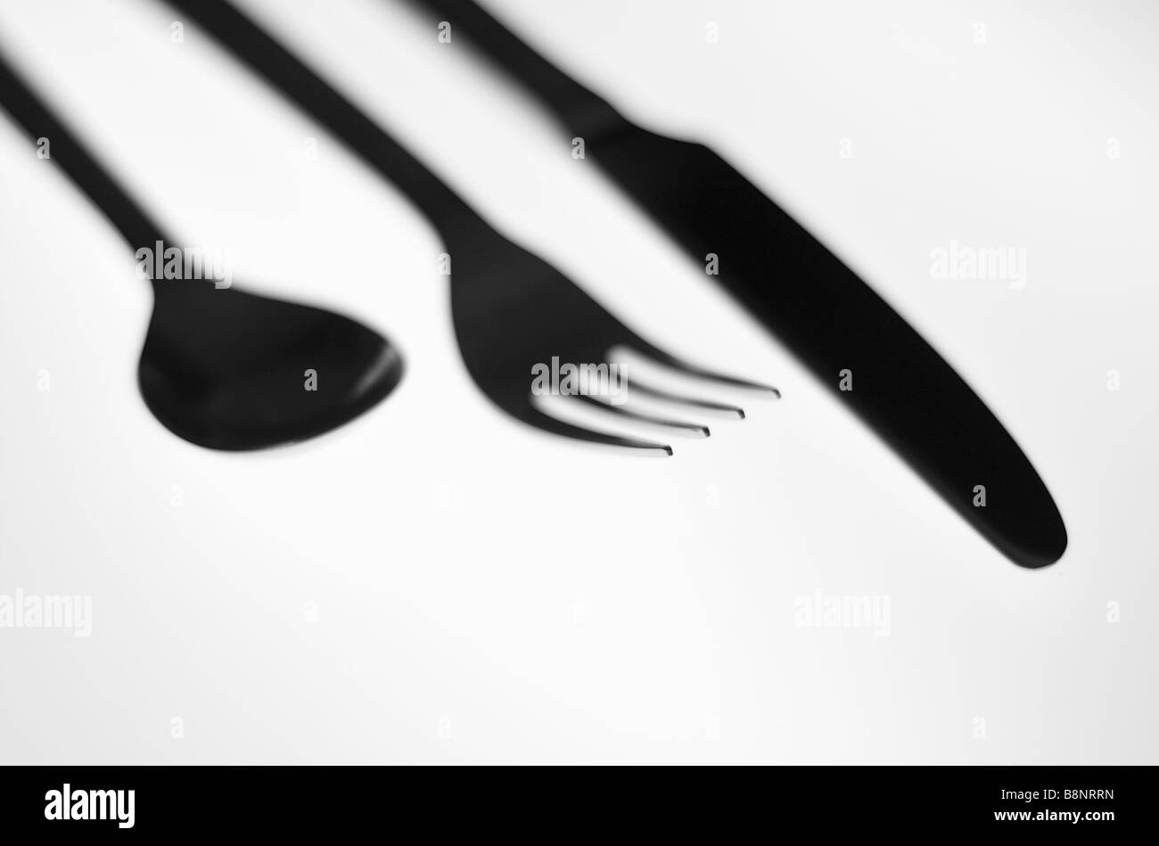 Lebendige Silhouette Bild von Essgeschirr (Löffel, Gabel und Messer) mit weißem Hintergrund Stockfoto