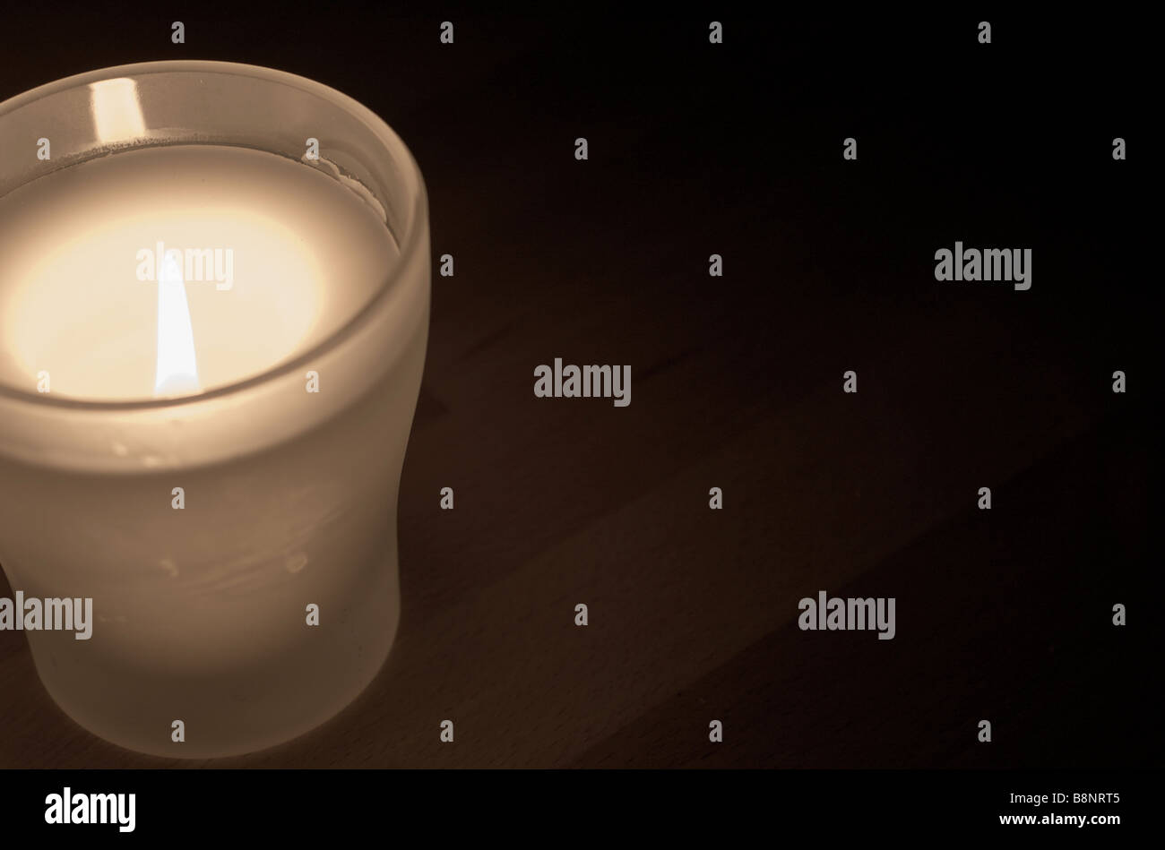 Eine Kerze beleuchtet durch Feuer Flamme Stockfoto