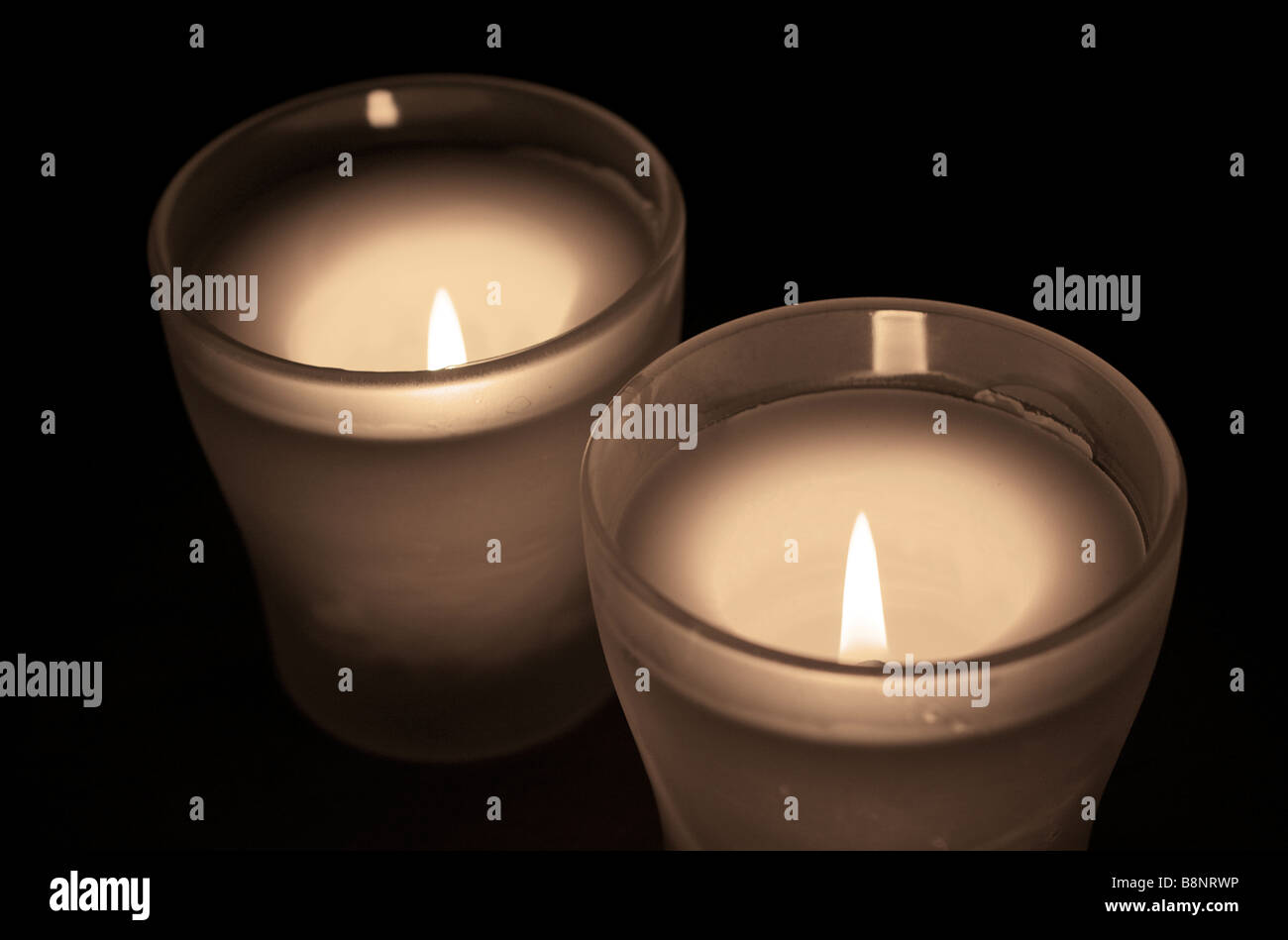 Zwei Kerzen beleuchtet durch Feuer Flammen Stockfoto