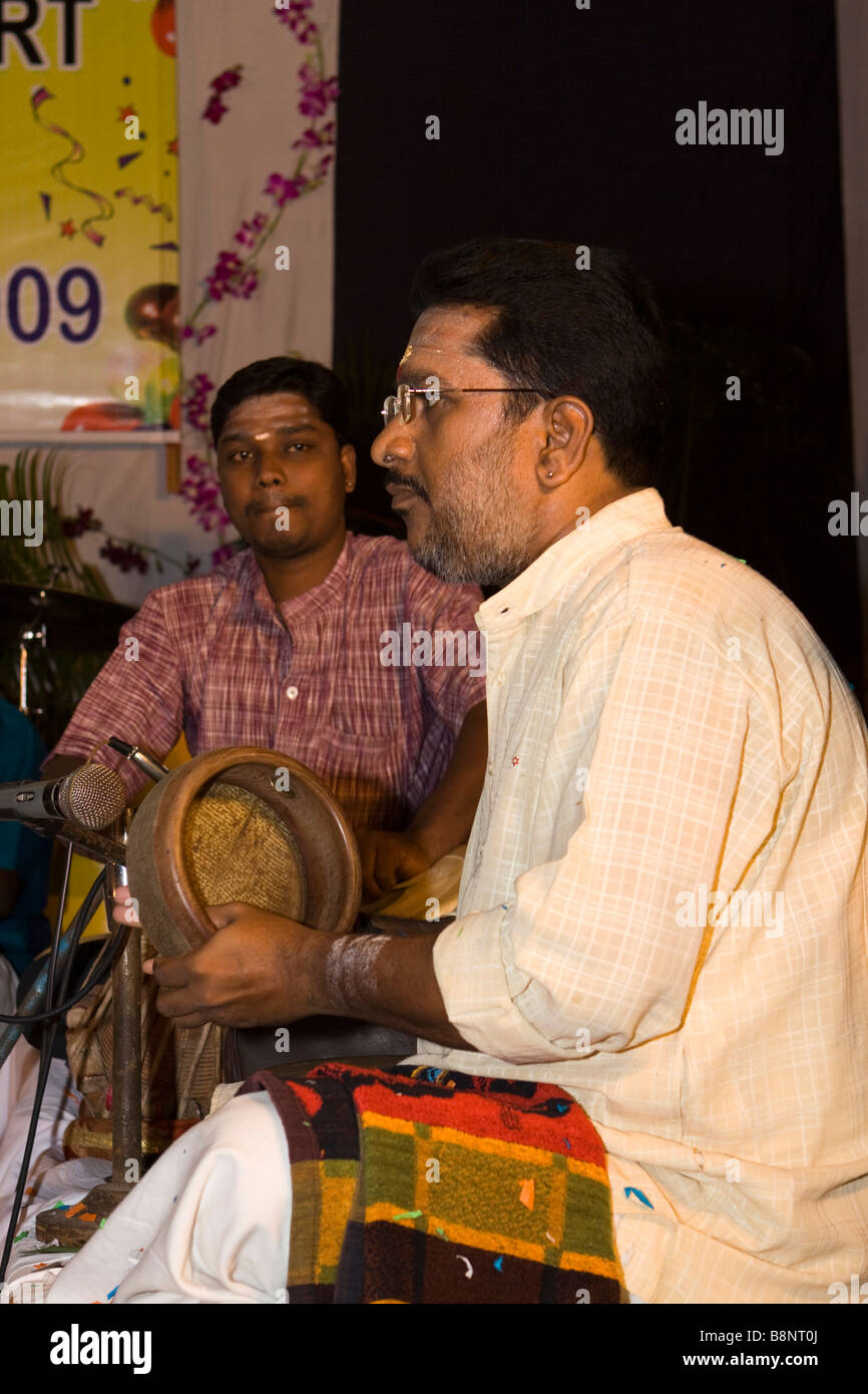 Indien-Tamil Nadu Mamallapuram Carnatic klassische Musiker spielen traditionelle Thavil Hand drum Stockfoto