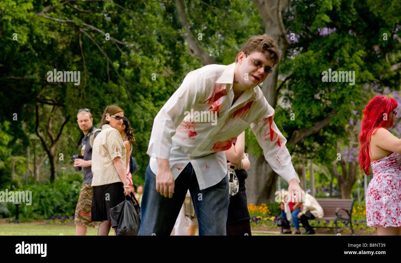 Staffelung Zombie im Hyde Park wird von Schaulustigen verfolgt. Stockfoto