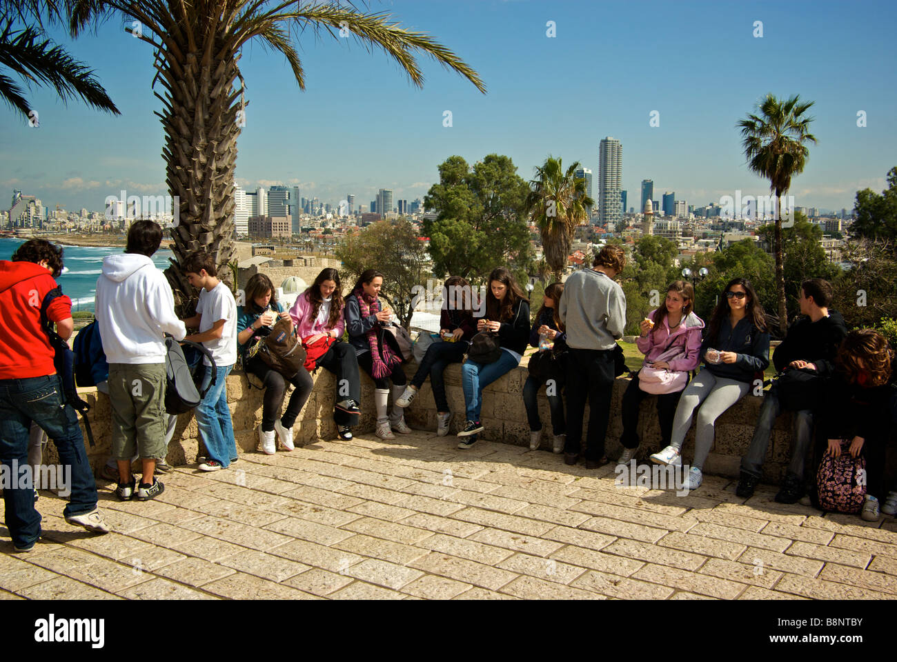 Studenten auf Schulausflug zum Kloster von St. Peter Abrasha Park, Mittagessen mit Blick auf Meer und Blick auf die Stadt Stockfoto