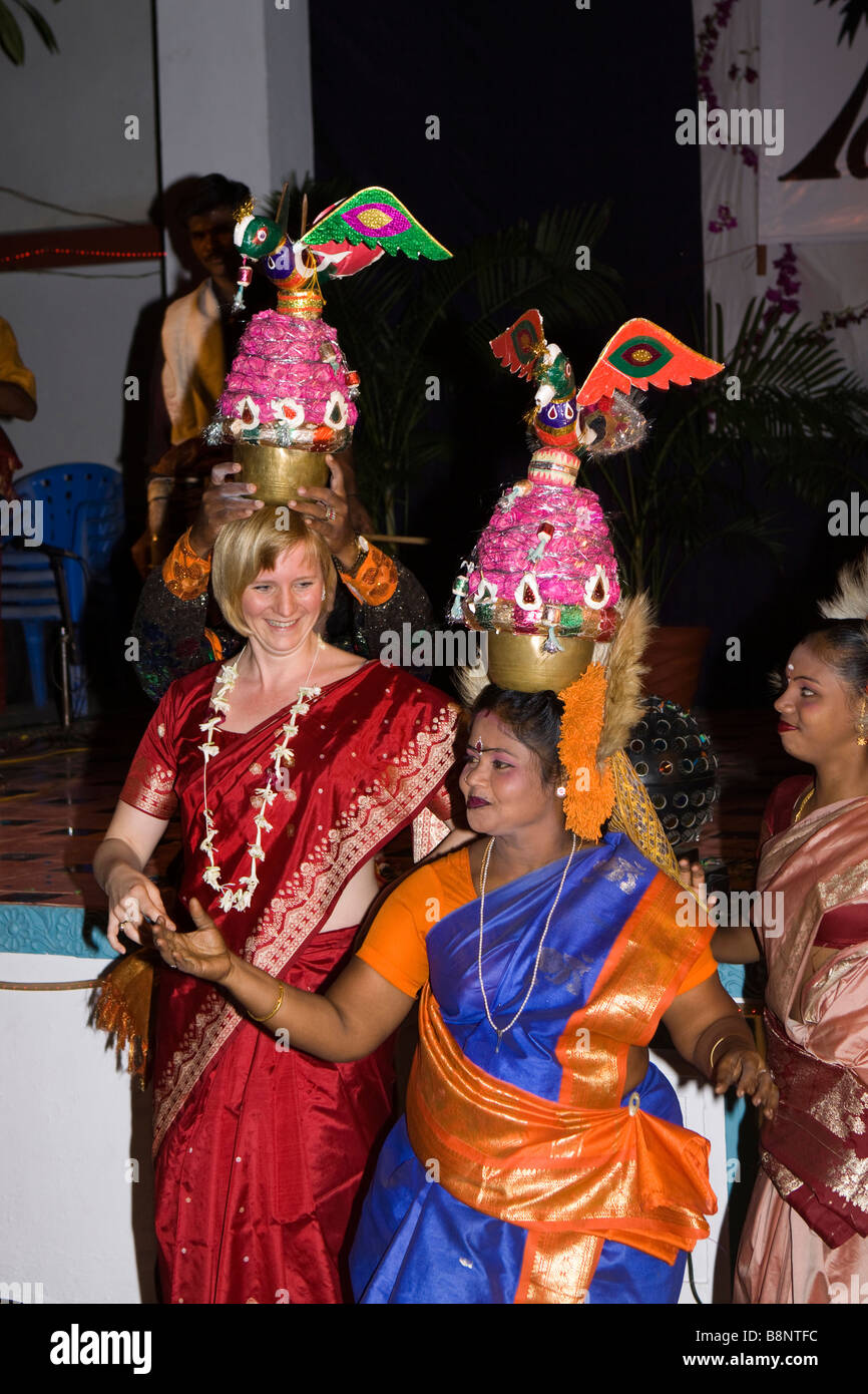 Indien-Tamil Nadu Mamallapuram westlichen Touristen gekleidet in Sari tanzen mit traditionellen Volkstänzer in Neujahrsfeier Stockfoto