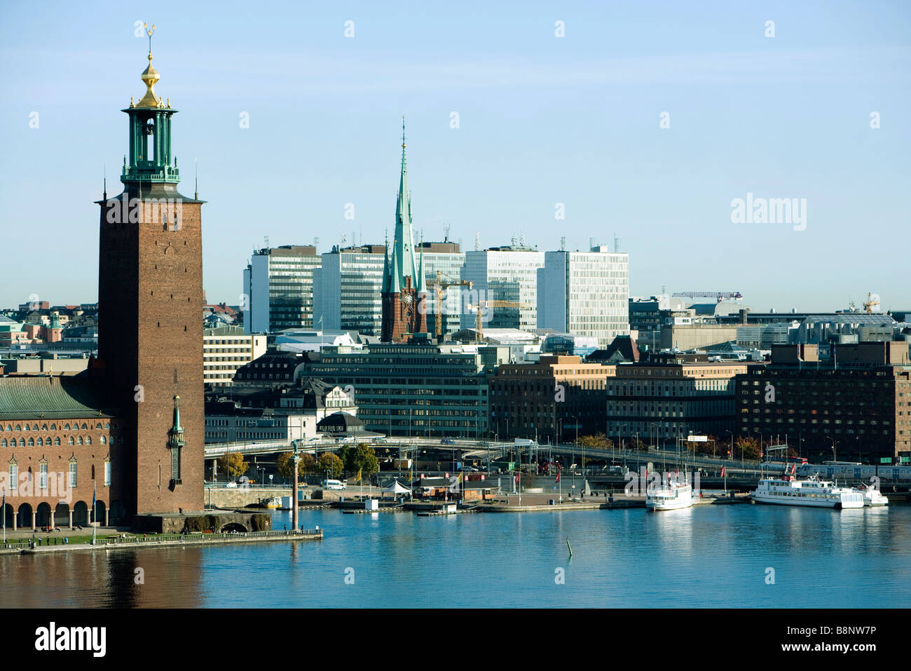 Schweden, Stockholm, Insel Kungsholmen, Blick auf Hafen und Rathaus Stockfoto