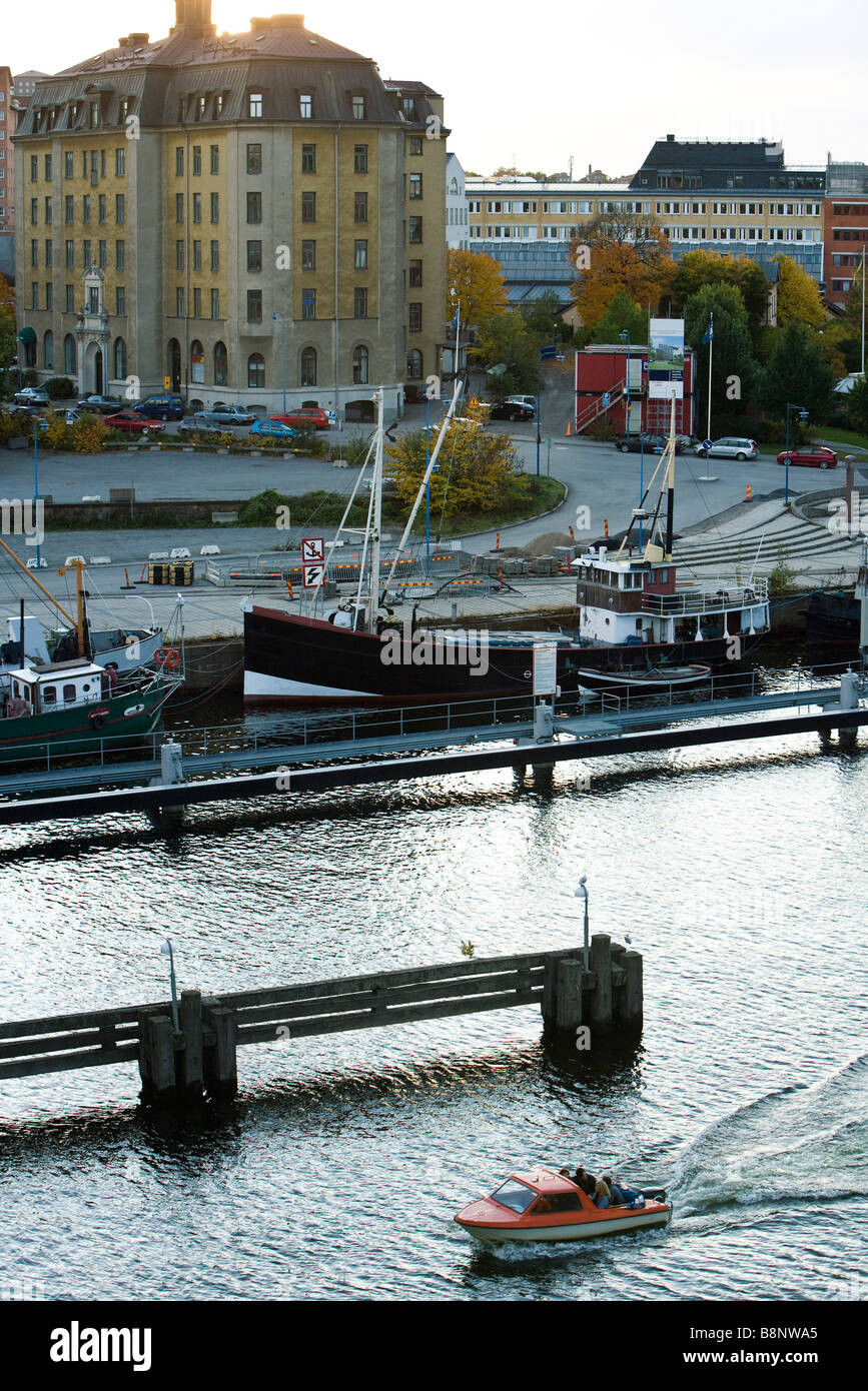 Schweden, Stockholm, kleines Motorboot Touren entlang der Uferpromenade Stockfoto
