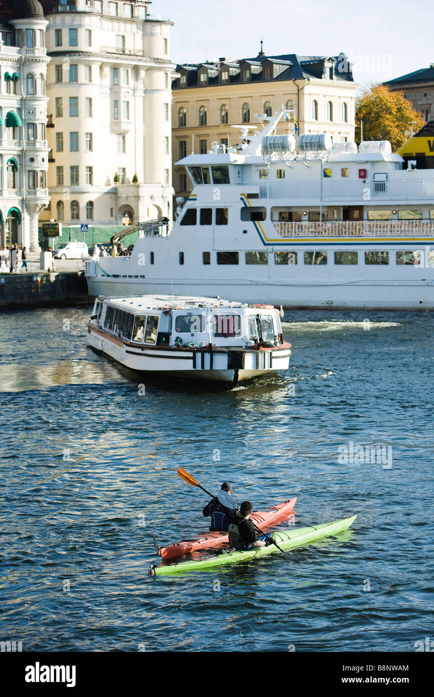 Schweden, Stockholm, Mälarsee, Kajakfahrer auf dem Weg der Tour Boot entlang am Wasser Stockfoto