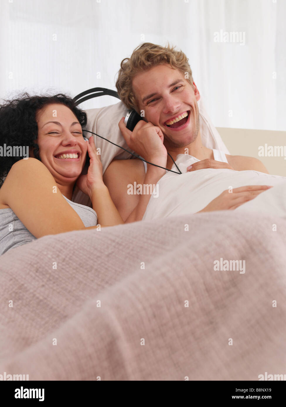 glückliches Paar im Bett Stockfoto