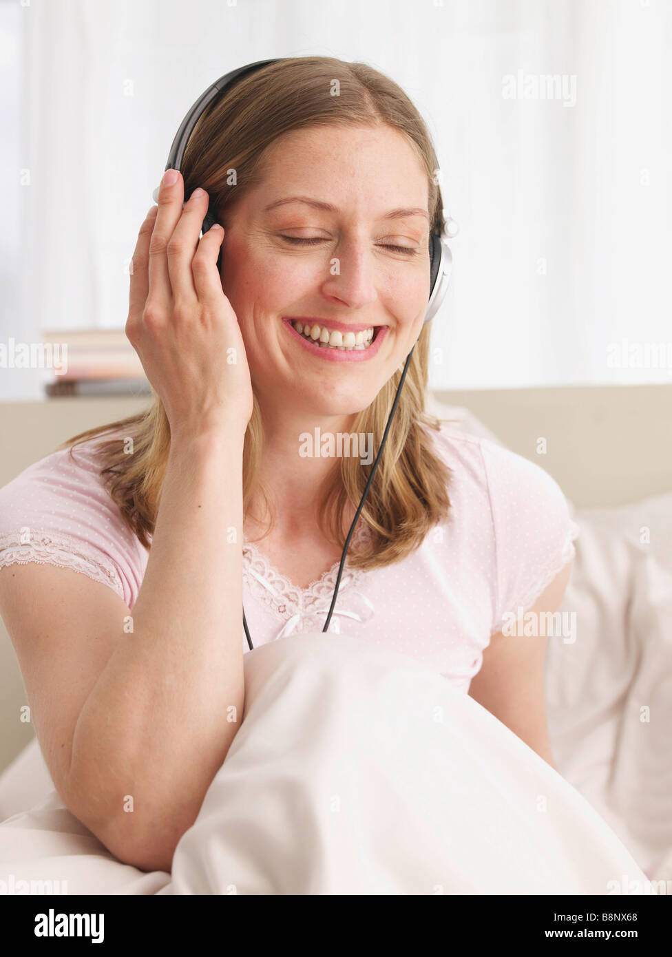 junge Frau Musik hören Stockfoto