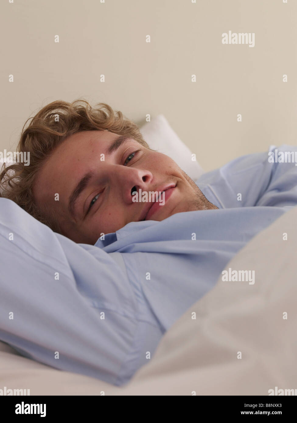 junger Mann im Bett Stockfoto