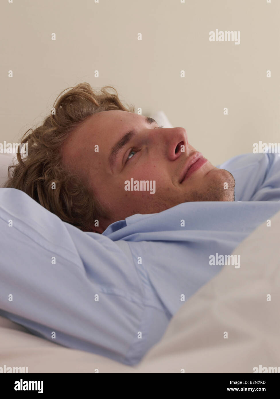 junger Mann im Bett Stockfoto
