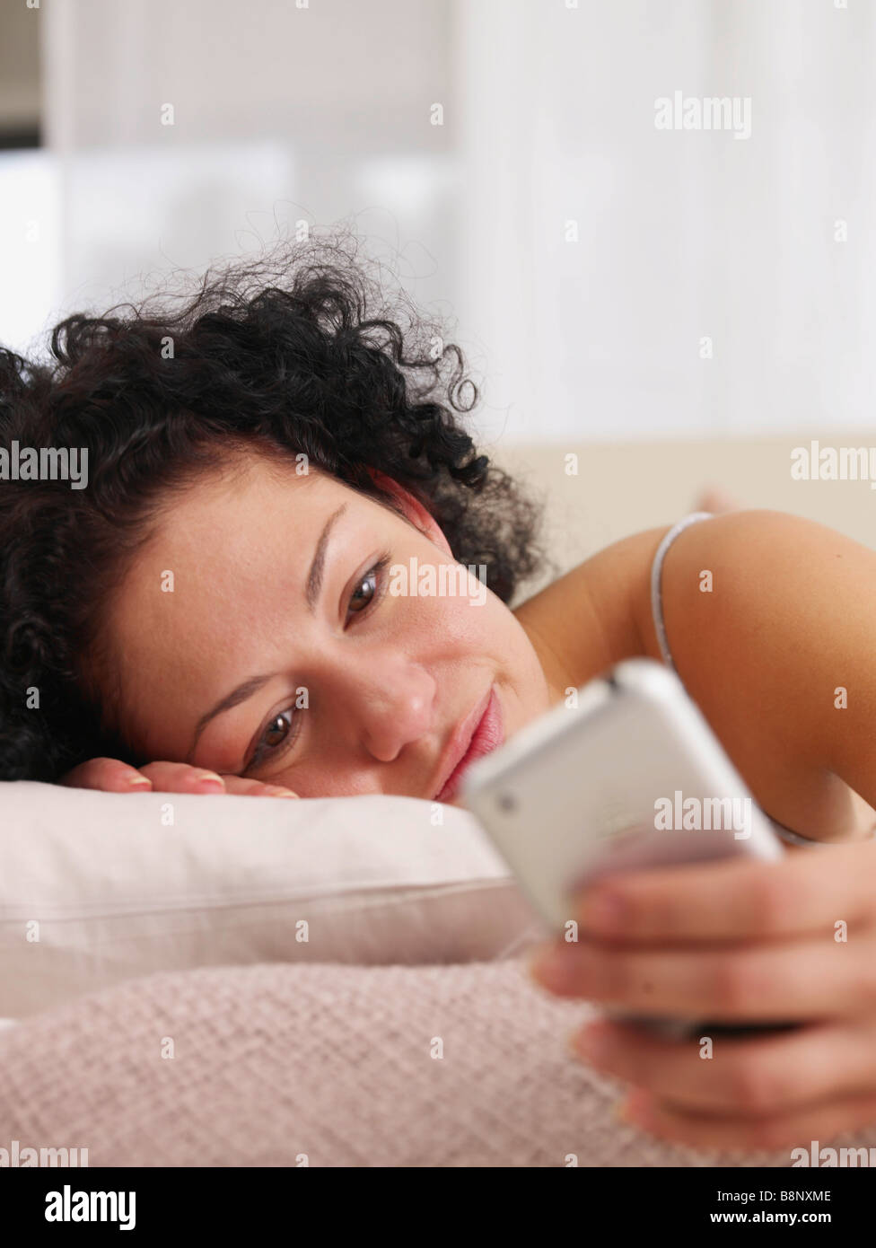 Text-Massage auf dem Bett Stockfoto