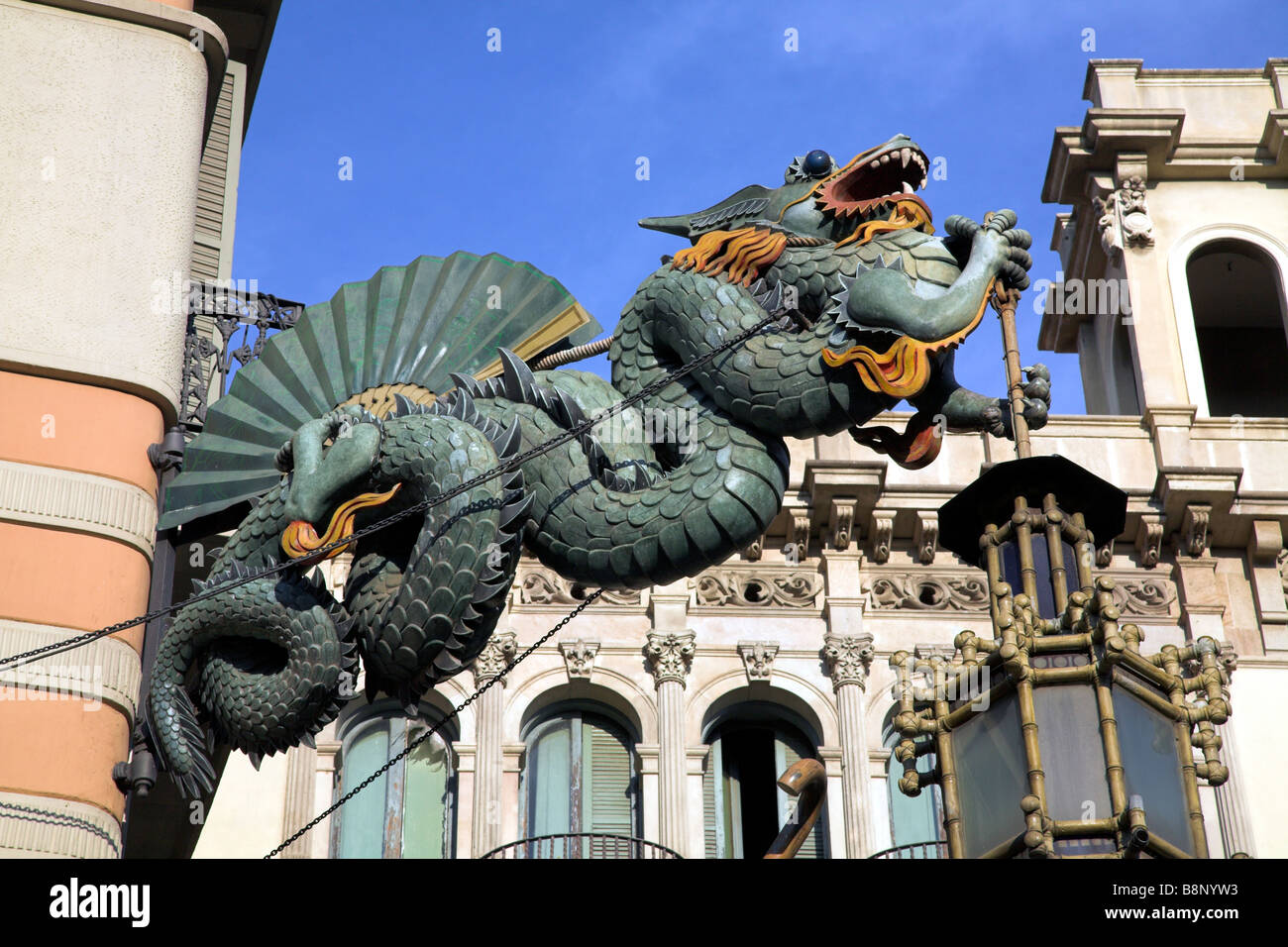 Chinesische Drachen befestigt, die Bruno Quadros Gebäude. Stockfoto