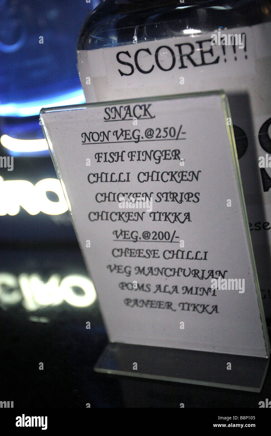 Eine Bar-Menü in einem Nachtclub in Chandigarh in Indien Stockfoto