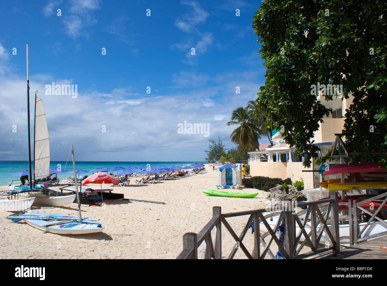 Strand und Boote, Dover Beach, St. Lawrence Gap, Barbados. Stockfoto