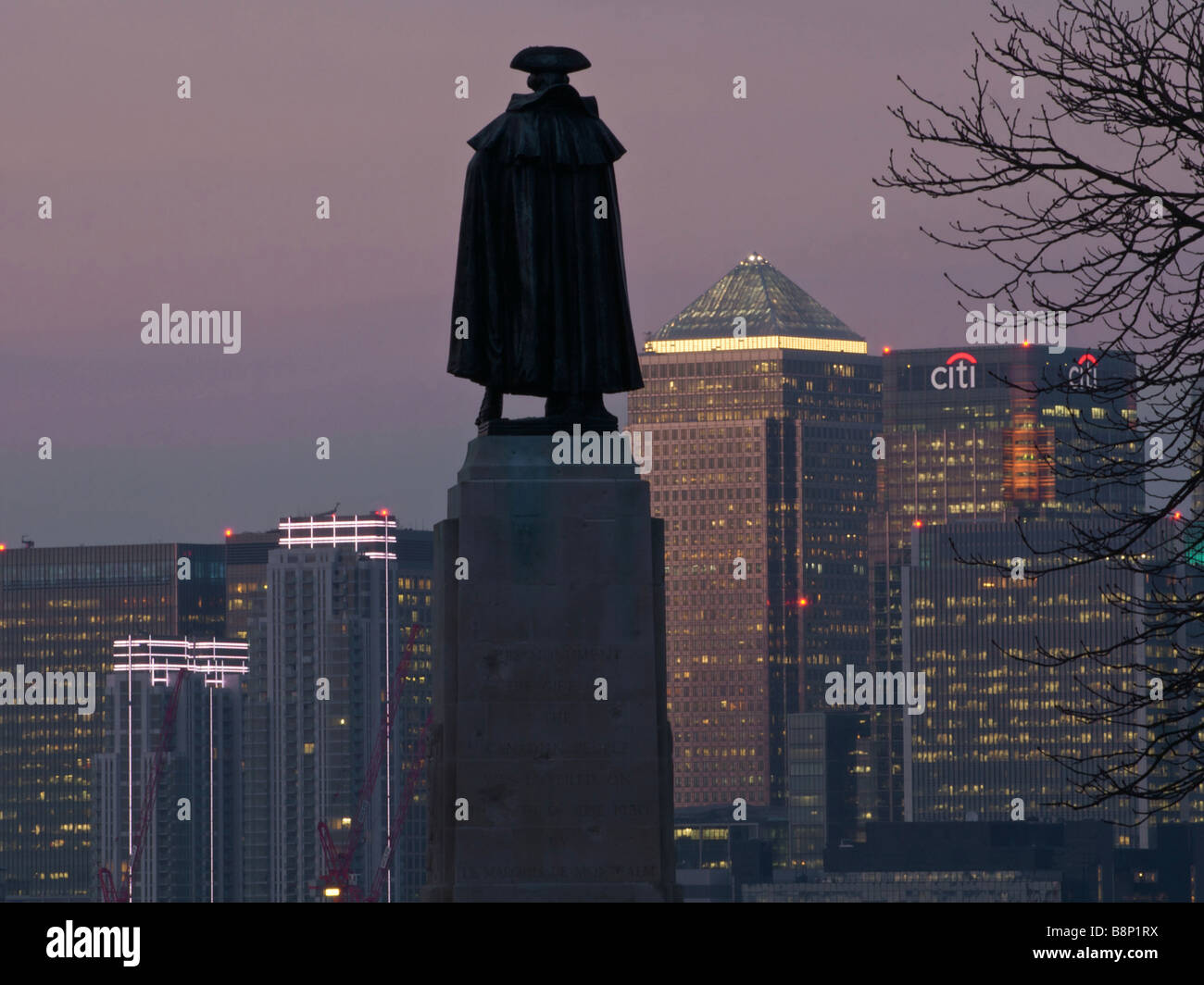 General Wolfe Statue mit Blick auf Canary Wharf von Greenwich Park, London, England, UK Stockfoto
