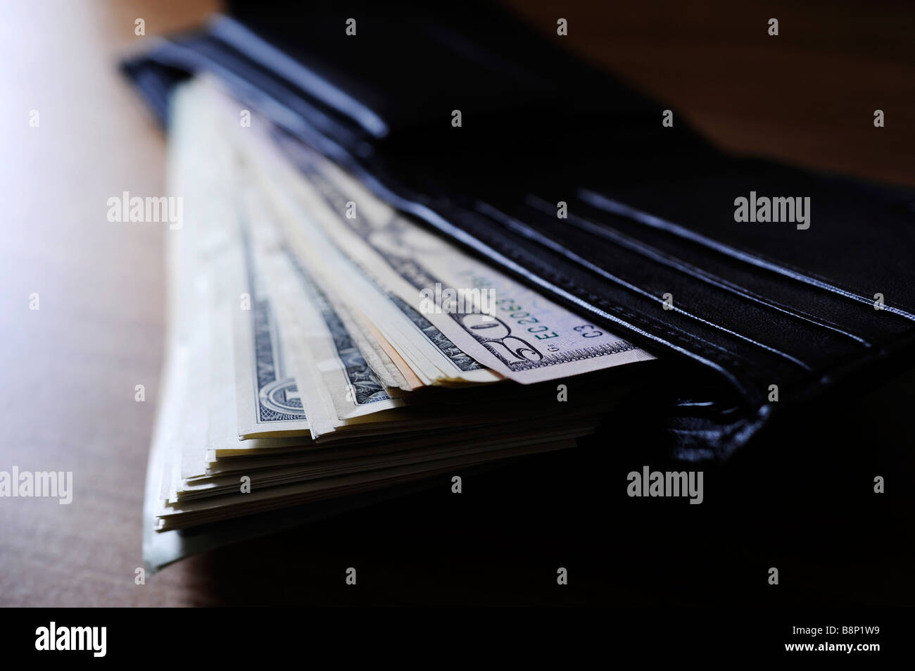 Brieftasche mit Dollarnoten Stockfoto