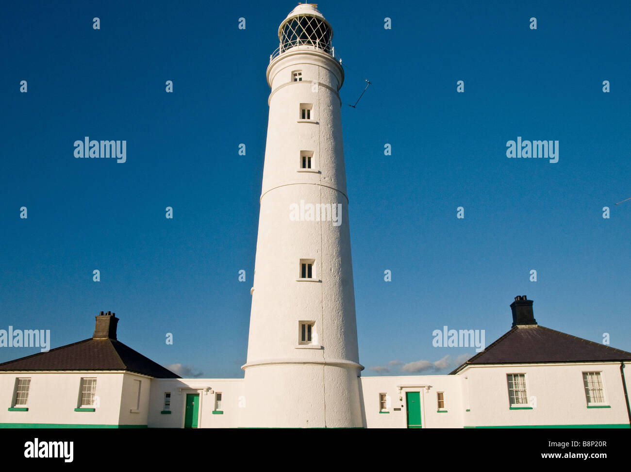 Nash Point Lighthouse an der Küste von Glamorgan in Südwales auf einen sonnigen Tag im März Stockfoto