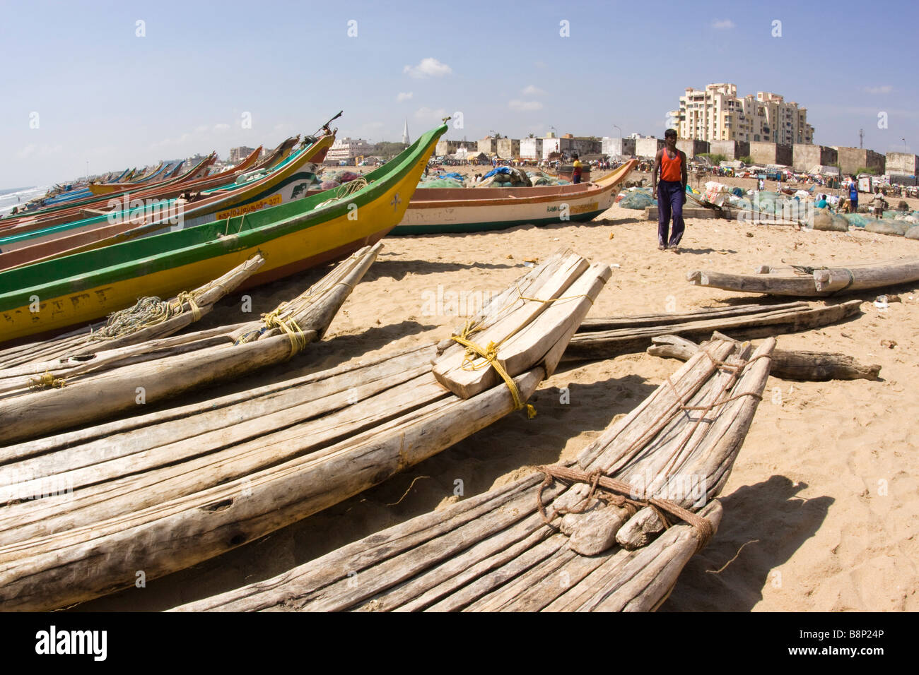 Indien-Tamil Nadu Chennai Strand traditionelle Log und Tsunami Relief Fiberglas Angelboote/Fischerboote am Ufer Stockfoto