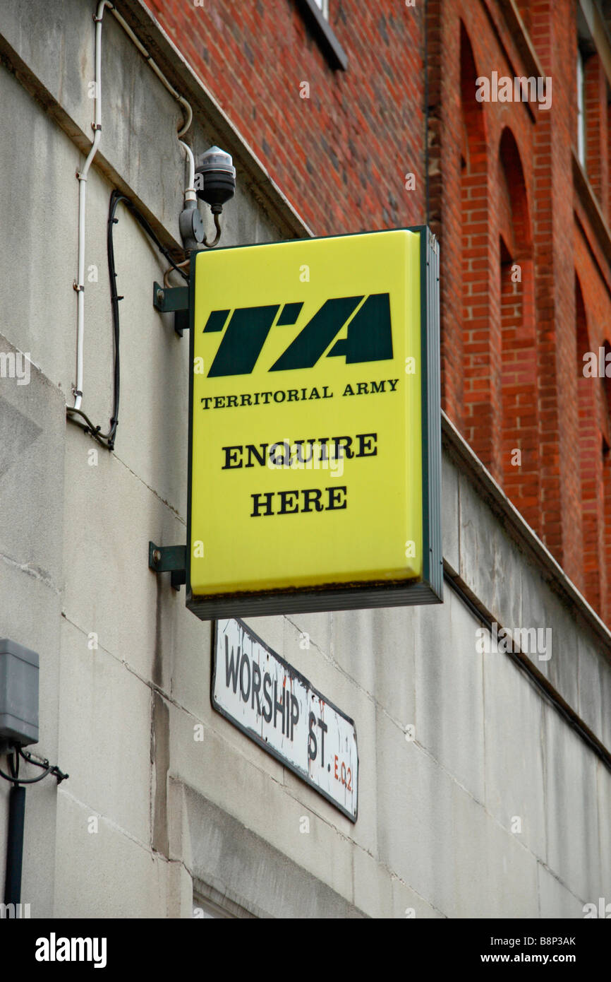 Ein Schild über die Territorialarmee-Zentrum auf Anbetung Street, London. Feb 2009 Stockfoto