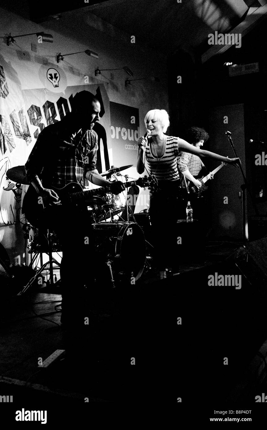 Brighton-basierte Band Doll & The Kicks führen in den Proud Galleries in Camden, London Stockfoto