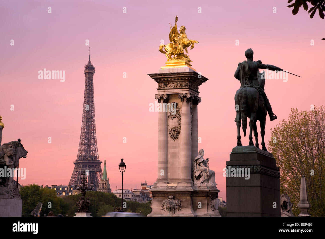 Eiffelturm angesehen vom Pont Alexandre III Paris Frankreich Stockfoto