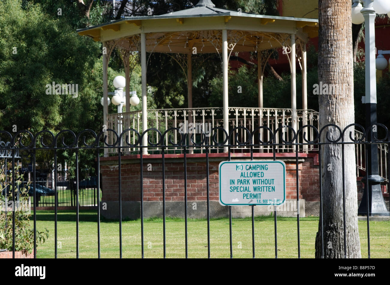 Pavillon und kein CP-Schild an einem Innenstadt park Stockfoto